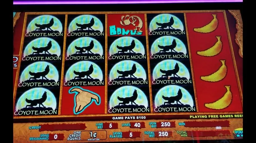 Coyote Moon slot — Moon scatter triggering the bonus round